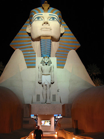 Foto Hotel Luxor bei Nacht