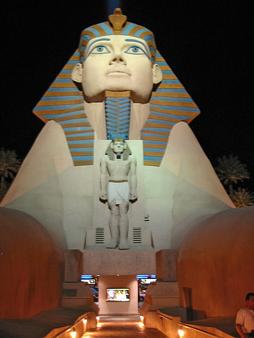 Hotel Luxor bei Nacht